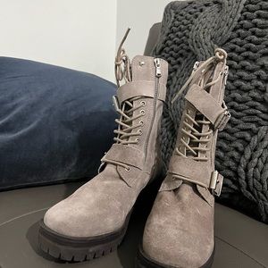 Charles by Charles David 7.5 Taupe like new in its box.